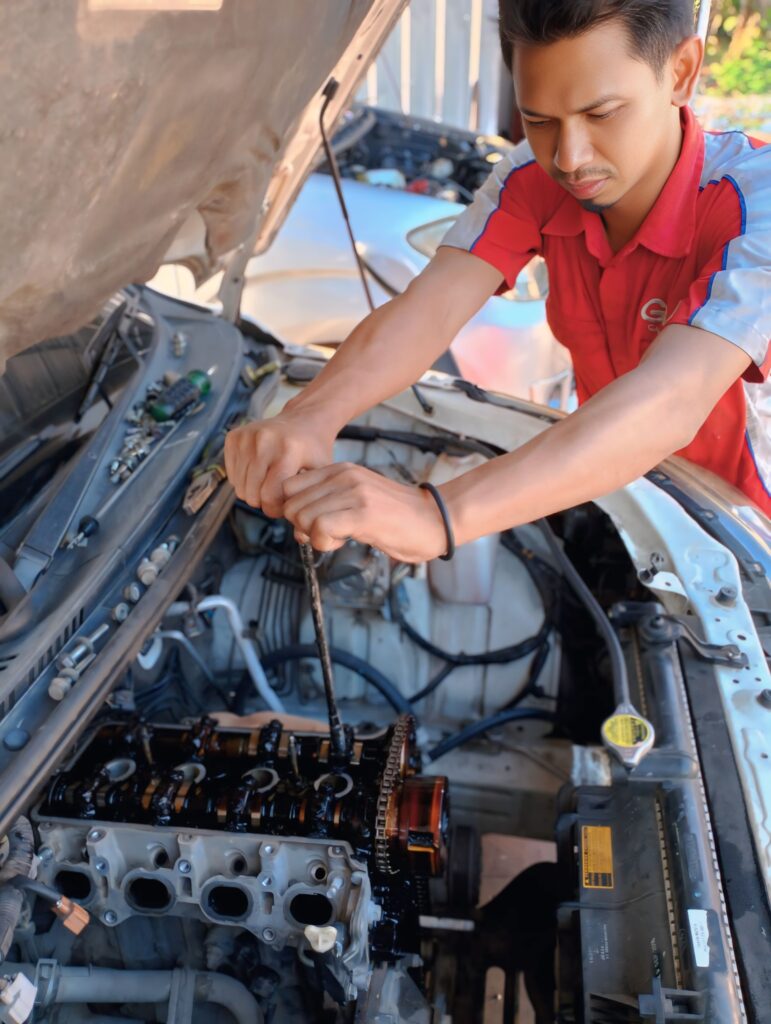 Mekanik bengkel ute Matic Bekasi memeriksa transmisi mobil matic yang bermasalah