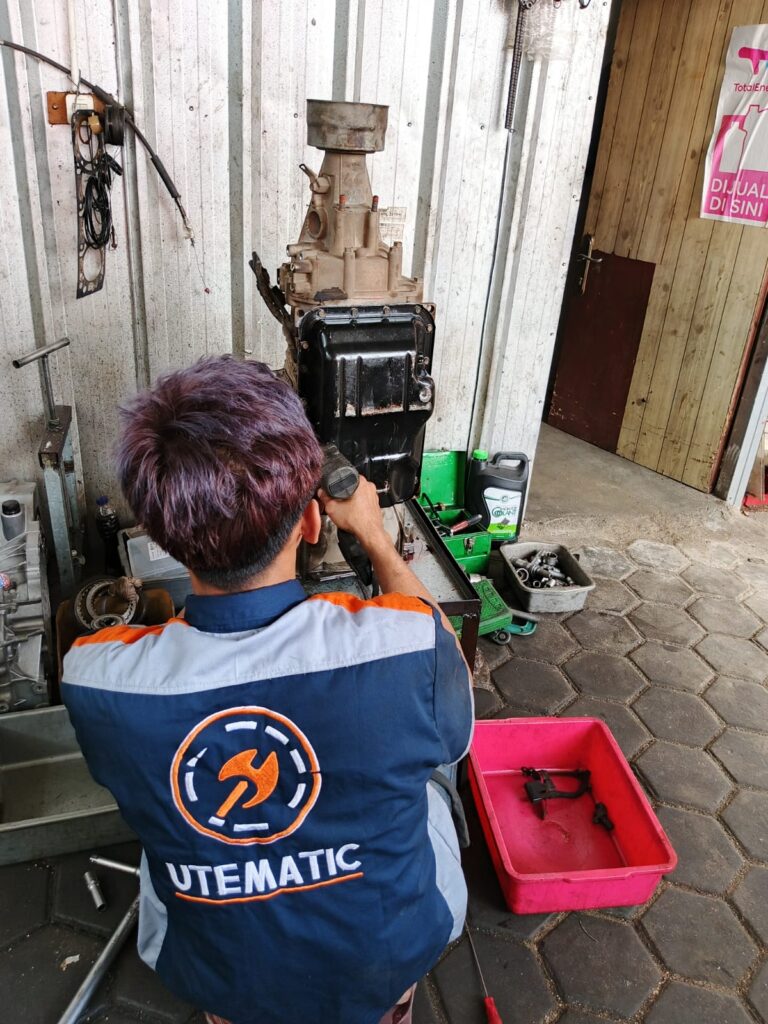 Mekanik di bengkel UTE MATIC Bekasi sedang memperbaiki transmisi matic