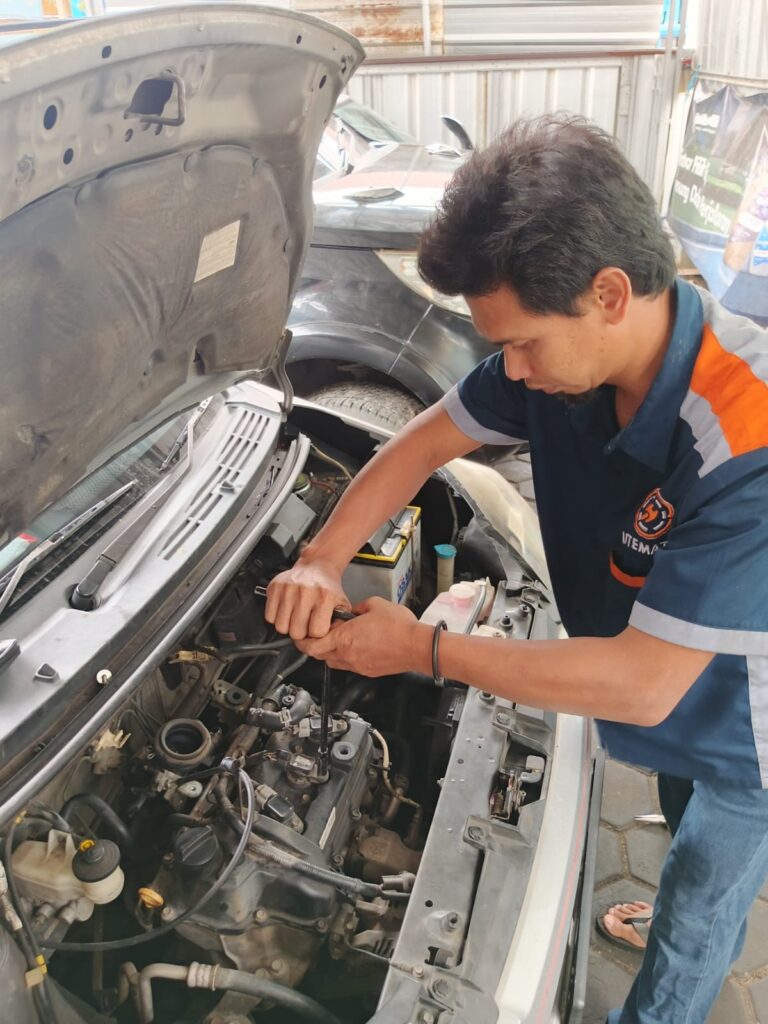 Mekanik sedang memperbaiki transmisi matic jedug