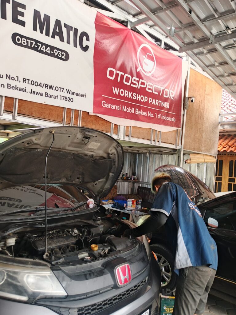 Mekanik bengkel UTE MATIC Bekasi sedang memperbaiki transmisi matic