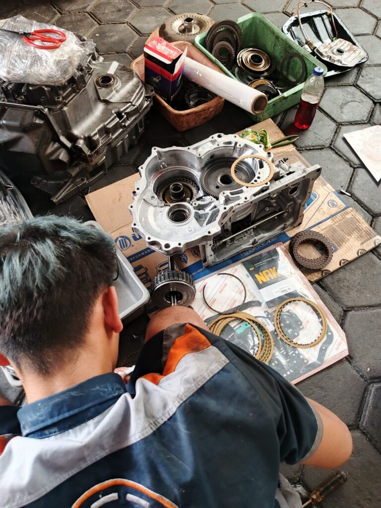 Solenoid transmisi matic yang berfungsi mengatur aliran oli dan perpindahan gigi pada mobil otomatis