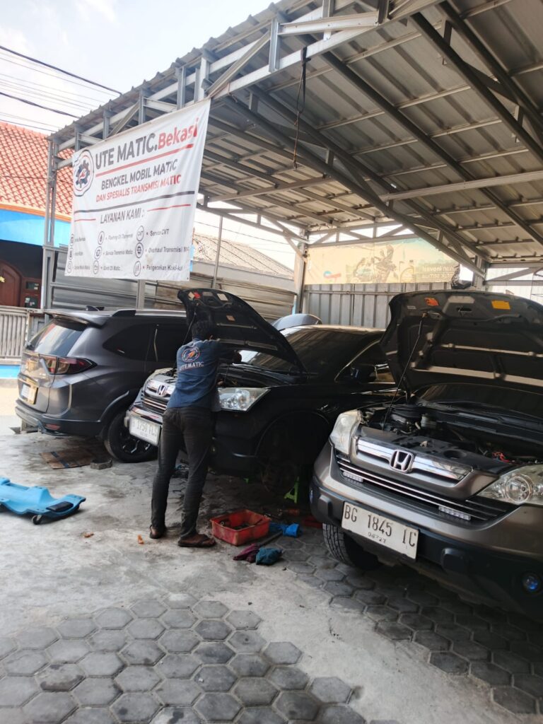 Proses perbaikan komponen kampas kopling transmisi matic oleh teknisi