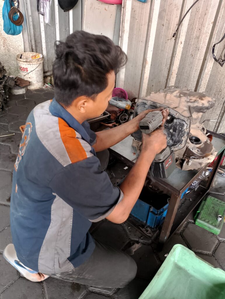 Mekanik UTE MATIC Bekasi membersihkan komponen Fortuner VNT