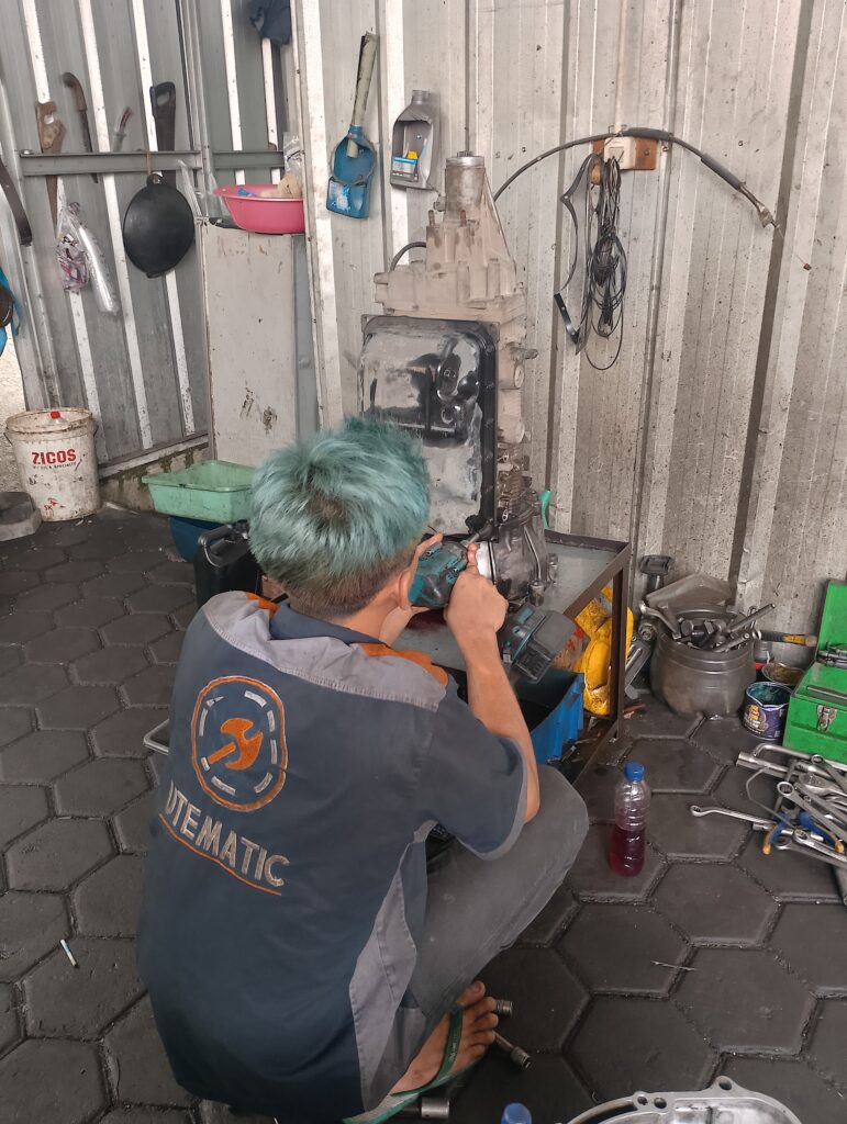 Proses penanganan mesin mobil bocor oli di bengkel mobil Cibitung profesional